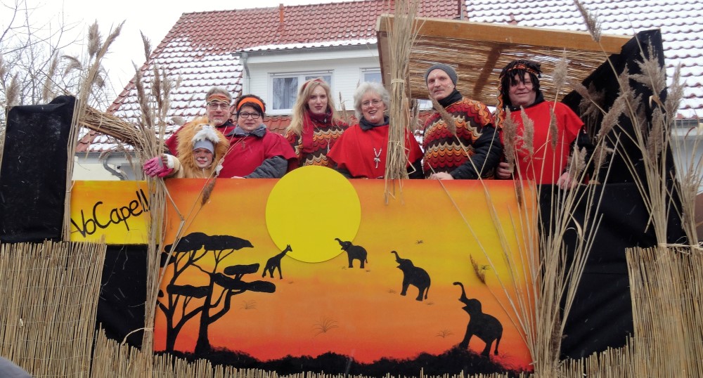 Verkleidete SängerInnen auf Fastnachtswagen